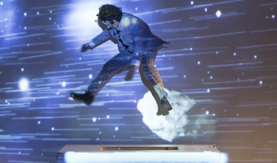 Actor representando a Einstein en Albert, el triunfo de la imaginación