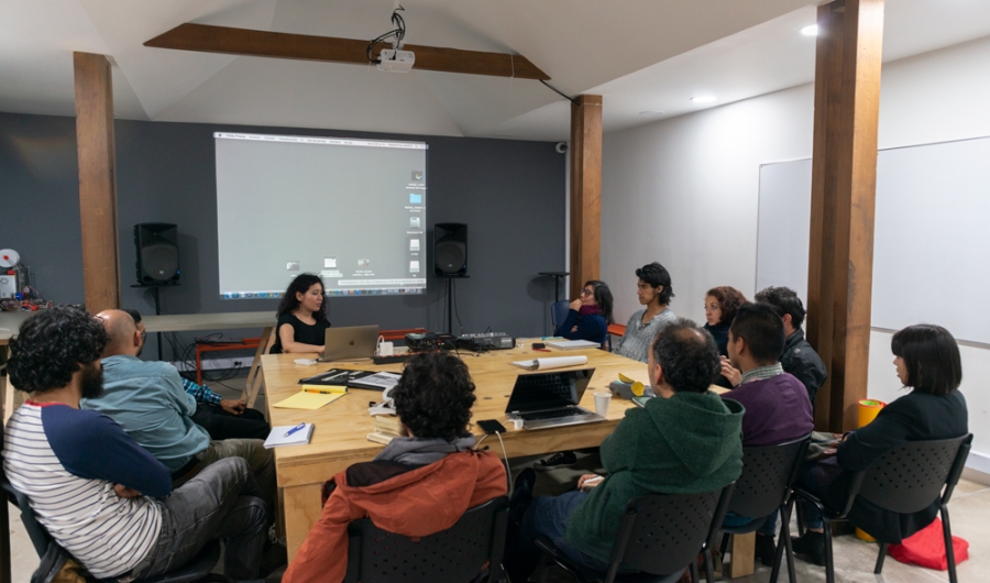 Personas participando en el Club de electronica