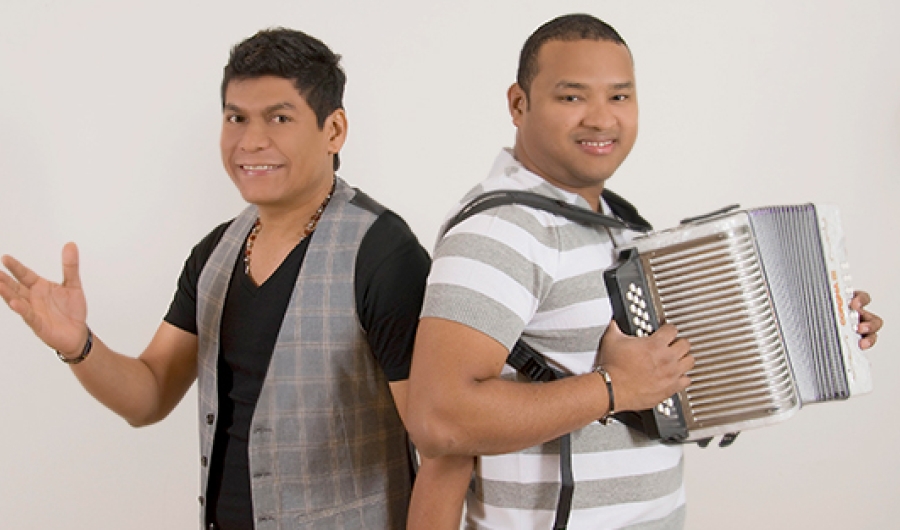 Hombres posando para foto con acordeón