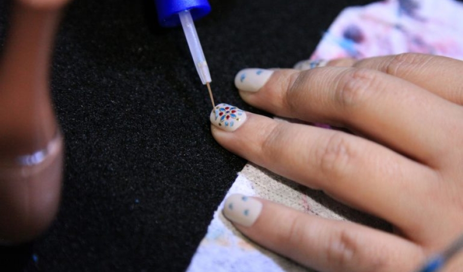 Mano con uñas