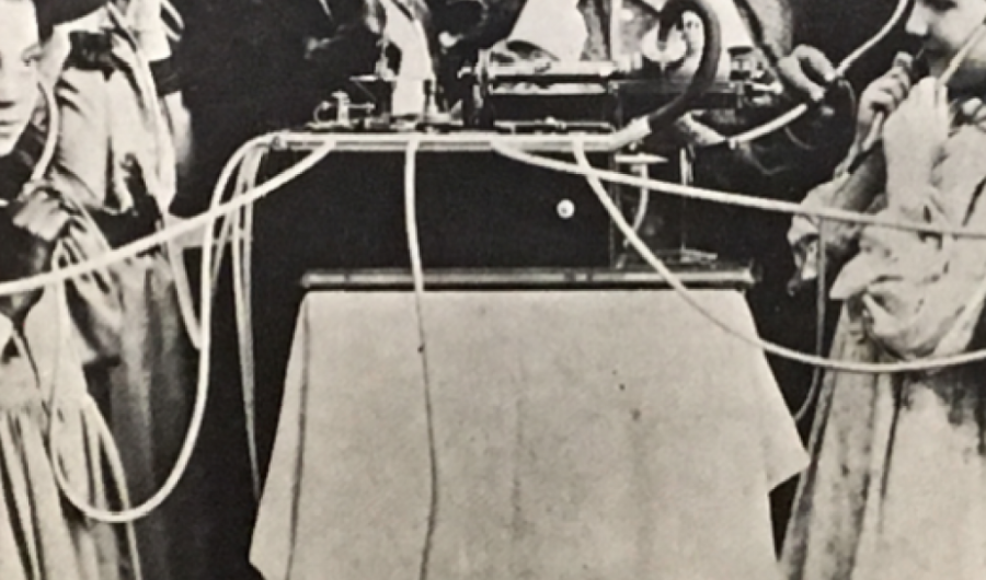 Personas hablando por telefonos de cable - Foto grafía en blanco y negro
