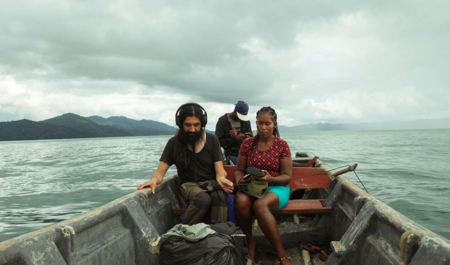 Personas en una lancha en un rio