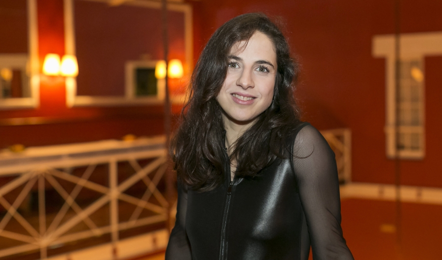 Mujer posa para cámara