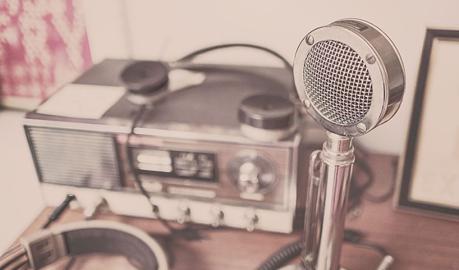 Radio y microfono - foto wikimedia commons