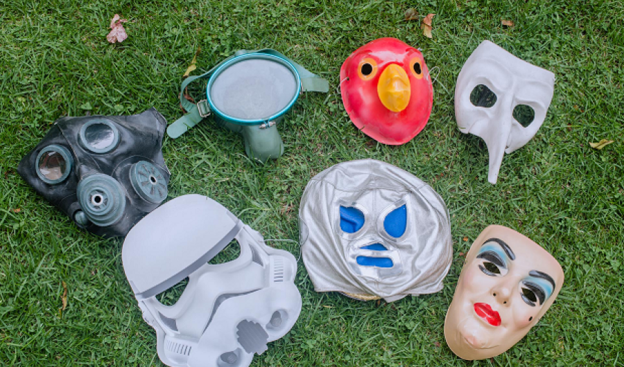 Máscaras sobre el prado