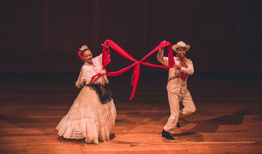 Danza en el Teatro Mayor Julio Mario Santo Domingo, foto de Mathew Valbuena