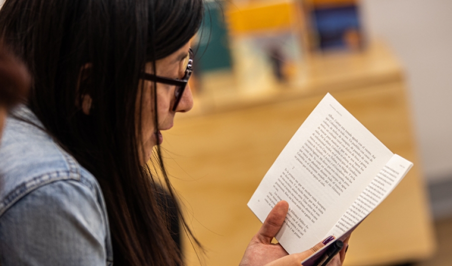 Mujer con libro