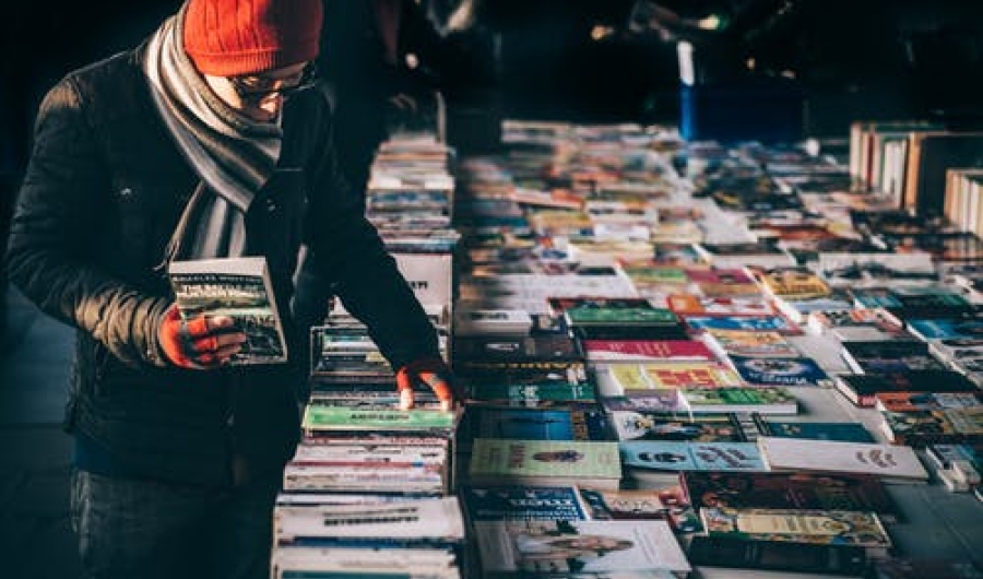 Libros expuestos y persona