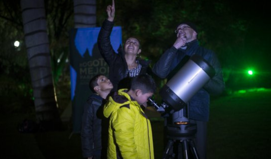 Personas en el Planetario Nocturno