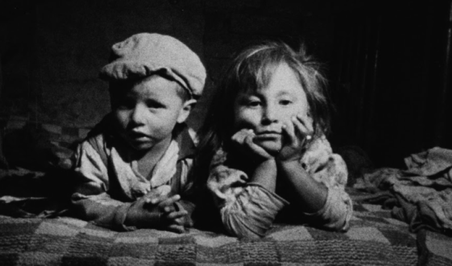 Chircales - Fotograma - niños en cama