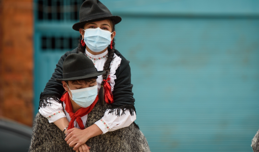 Hombre y mujer vestidos de campesinos con sombrero y ruana