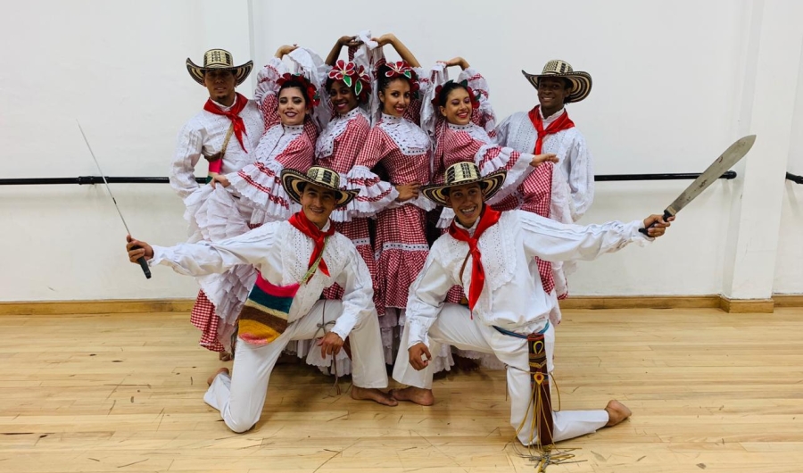 Ballet Nacional de Colombia - Grupo de Bailarines con trajes representativos colombianos