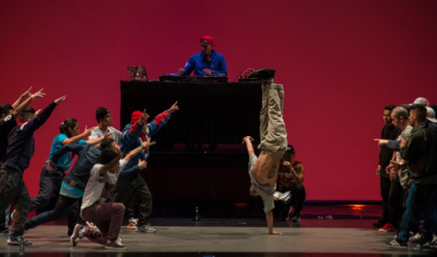 Artistas de breakdance en escena
