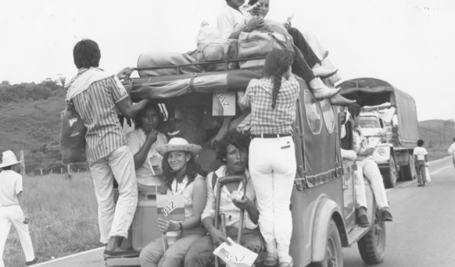 Fotografía para la producción de La ley del monte (Castaño y Trujillo, 1989). Marcha de colonos para reclamar tierras, ca. 1988.