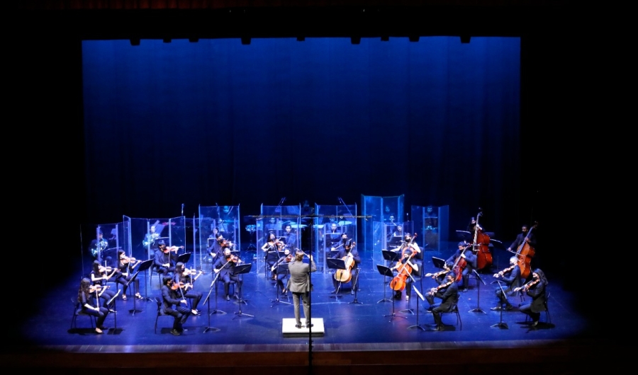 Imagen de Músicos de la orquesta juvenile de la OFB en el escenario
