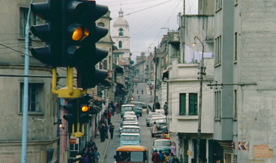 Calle de Bogotá con semáforo en amarillo Fotograma de la película Favor correrse atrás