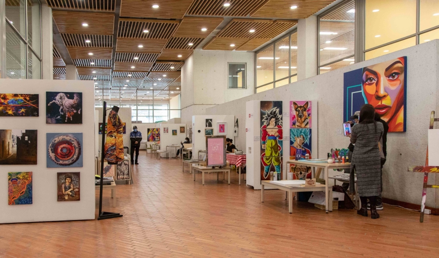 Foto de la sala de exposición de Las Ferias Locales de Arte realizada en Suba
