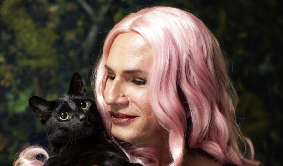Mujer con gatos en los brazos