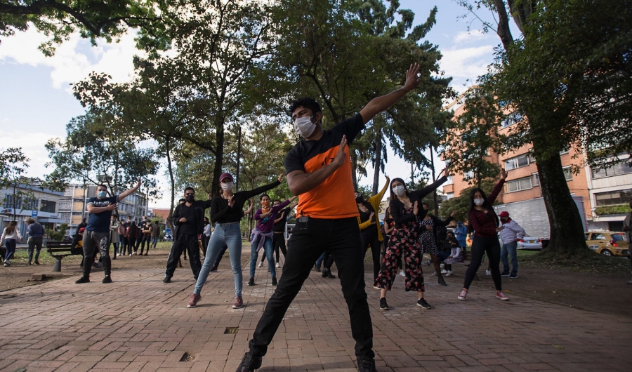 Personas danzando al aire libre.