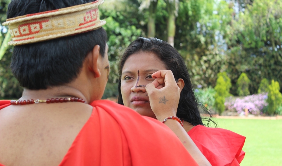 Una imagen que representa el ritual de pintarse la cara entre las comunidades indígenas