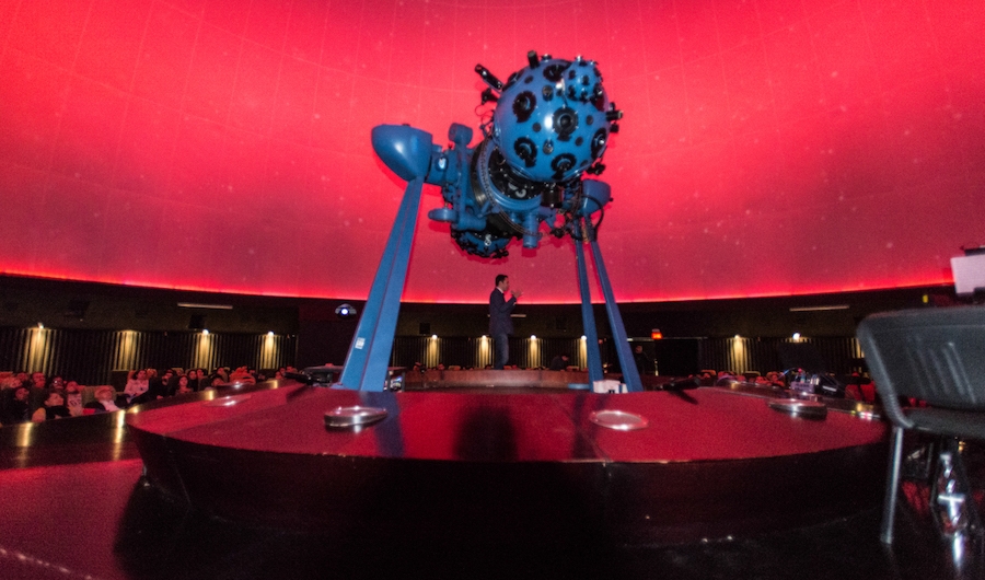 Proyector óptico mecánico en el domo con luz roja.