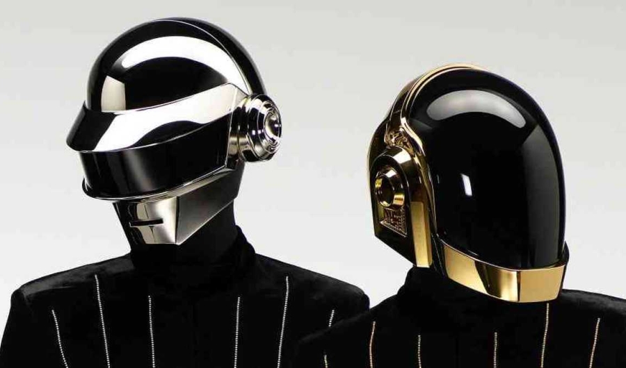 Integrantes de Daft Punk con cascos. 