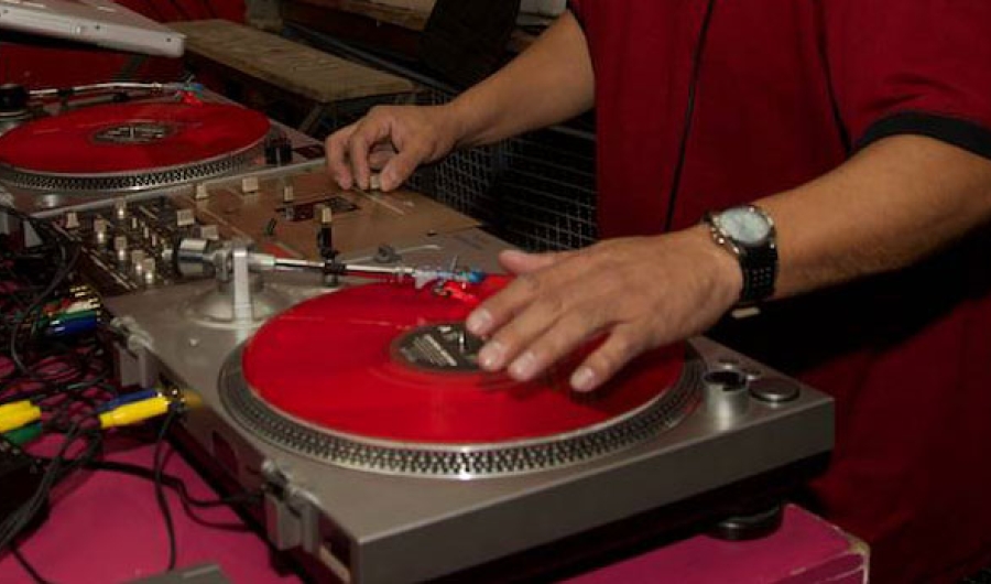 Dj en tornamesa