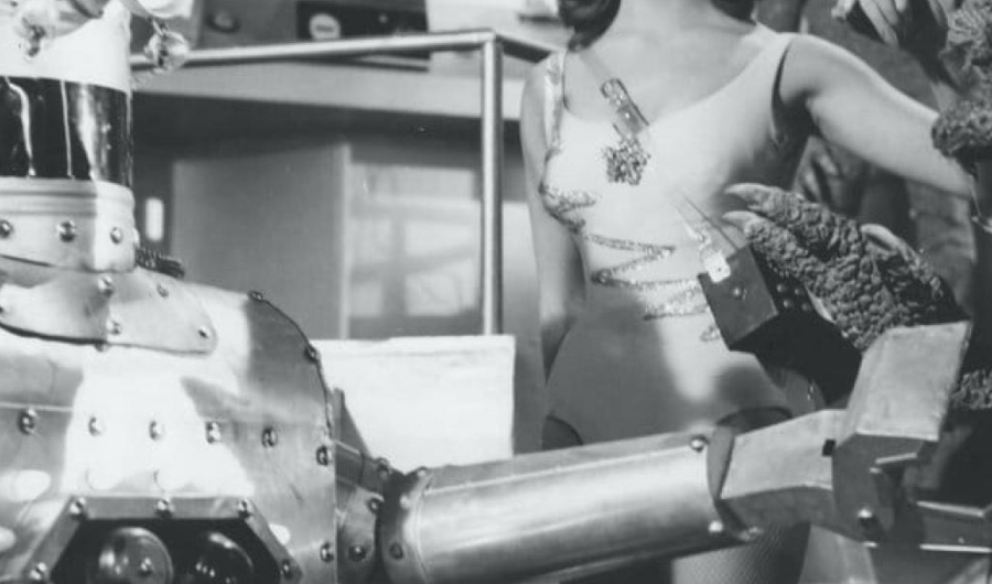 Escena cinematográfica de ciencia ficción en blanco y negro. Un robot, un dinosaurio y una persona.
