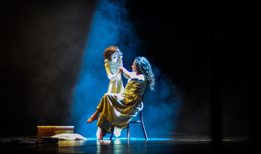Artistas en escena - mujer sentada en una silla 