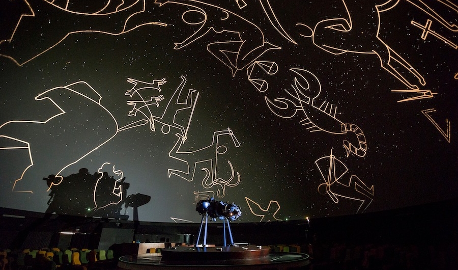 Proyección de constelaciones y estrellas en el domo del Planetario.