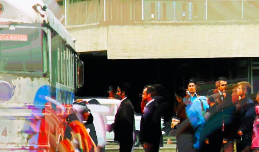 Personas subiendo a un bus