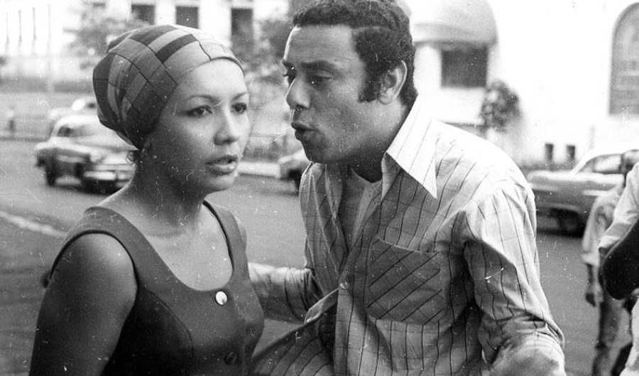 pareja conversando