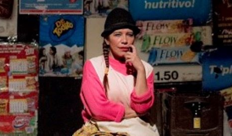 Mujer vestida como campesina en espacio cerrado