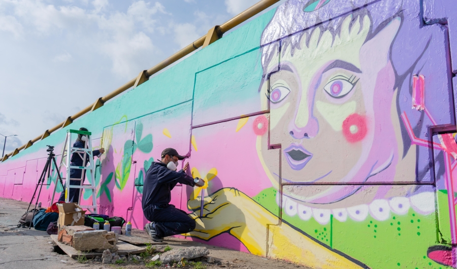 Arte urbano en el Puente de la Avenidad 1 de mayo con Avenida Boyacá, en Museo Abierto de Bogotá. Foto: Jorge Ravelo / Idartes.