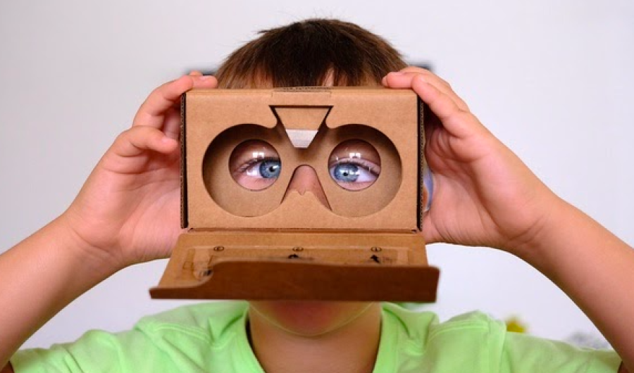 Niño con gafas de realidad aumentada