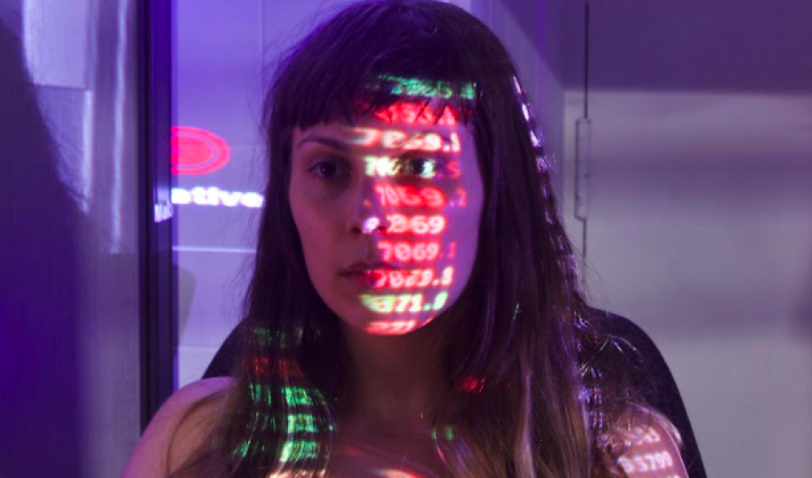 Mujer con reflejos de luz en la cara