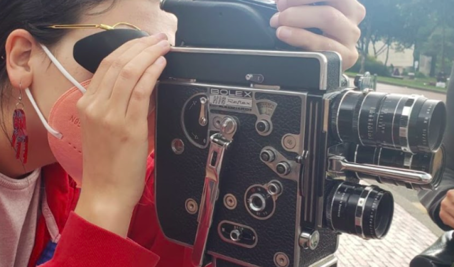 mujer grabando con cámara