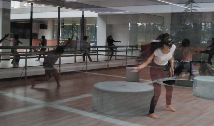 Personas en salón de baile