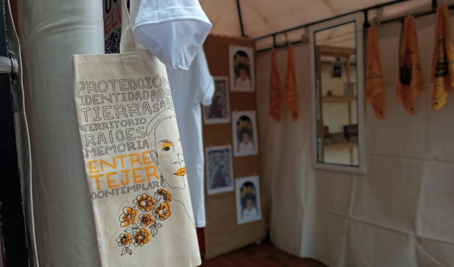 Carpa con productos artísticos como cuadros y estampados.
