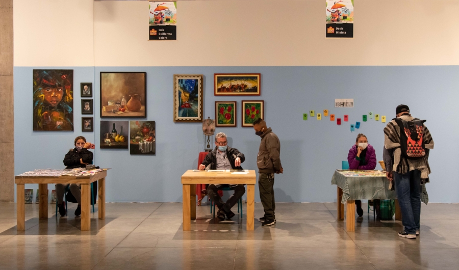 Personas en un salón con mesas