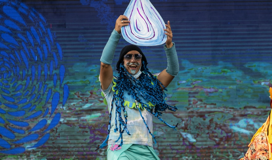 Artista del Programa Nidos en un escenario