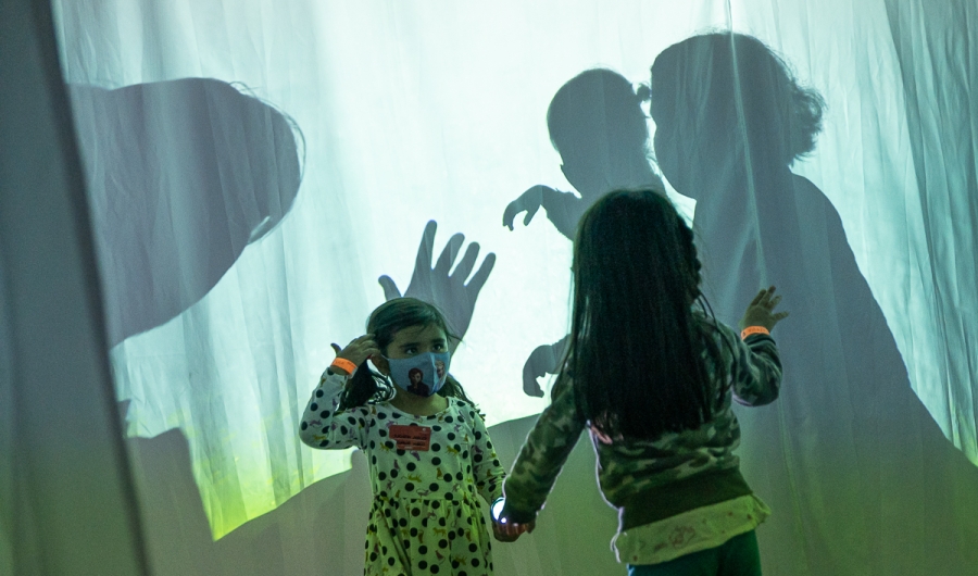 Niños haciendo sombras