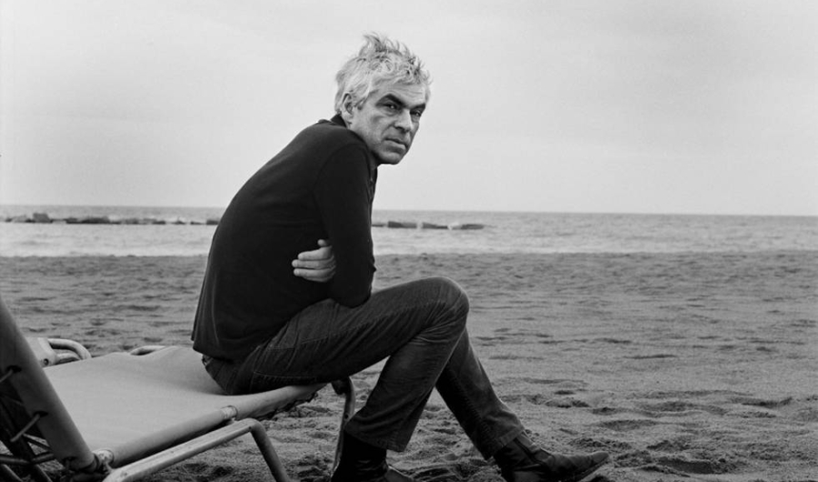hombre sentado en la playa