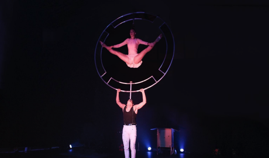 Pareja haciendo circo