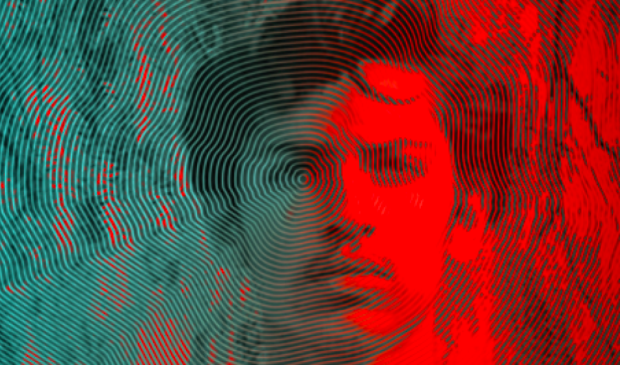 Hombre mirando de frente con una textura de color rojo y azul