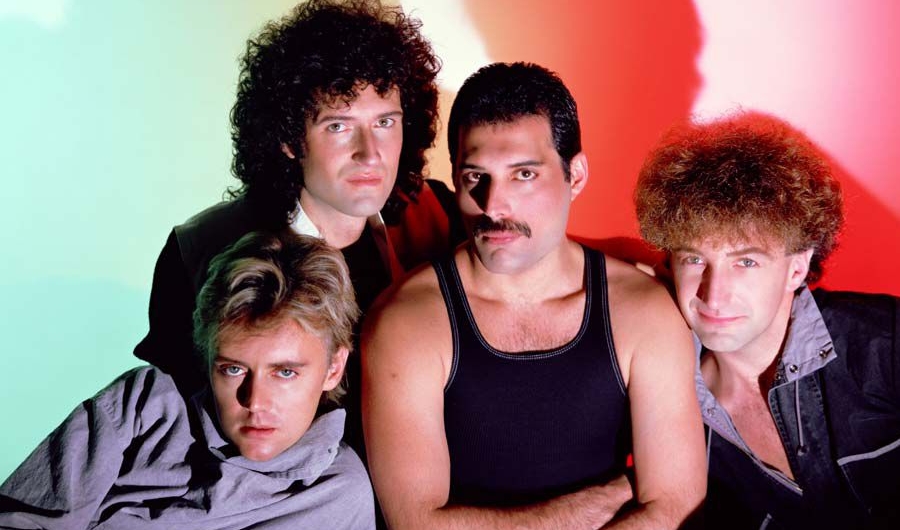 Integrantes de Queen en fondo rojo y turquesa.