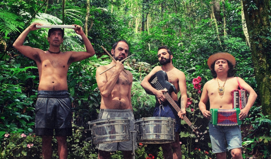 Integrantes de la agrupación Romperayo con fondo tropical