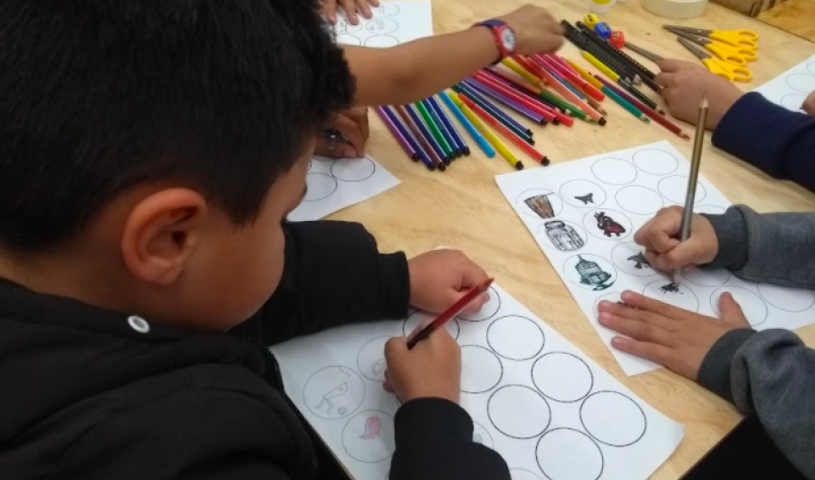 Niños dibujando