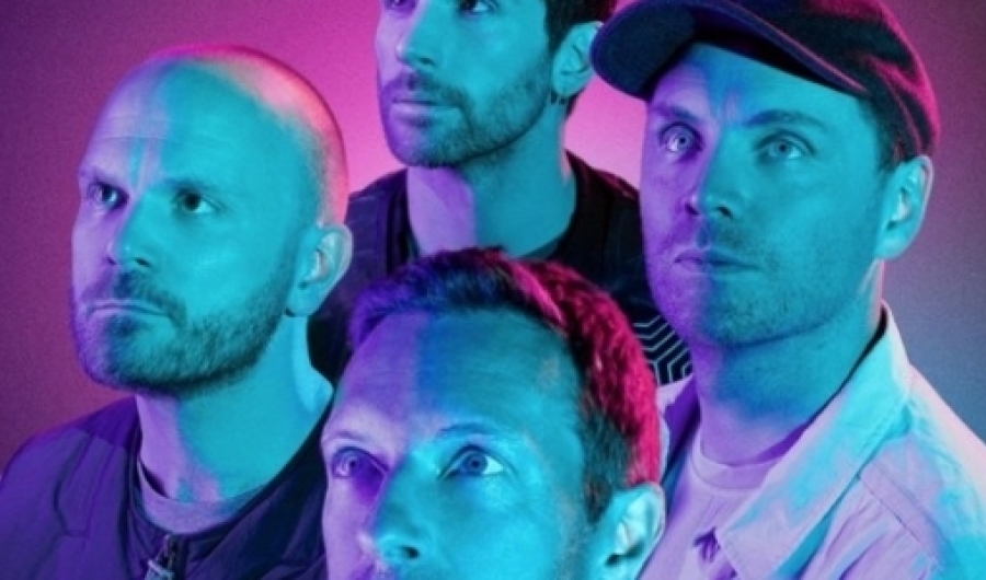 Cuatro integrantes de la agrupación Coldplay en un fondo morado.