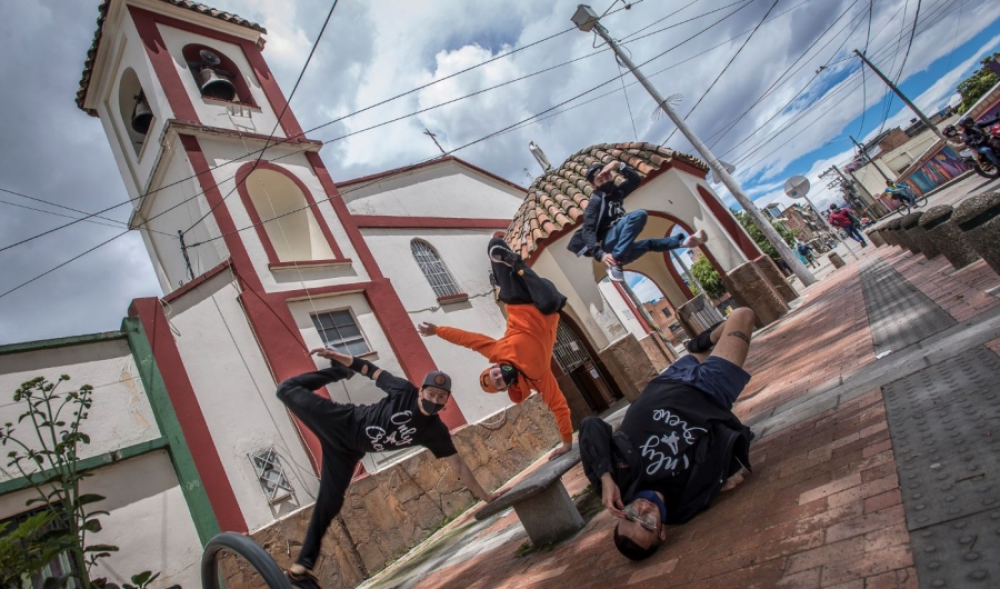Cuatro jóvenes bailando hip hop frente a una iglesia_Serenata Rap 2020
